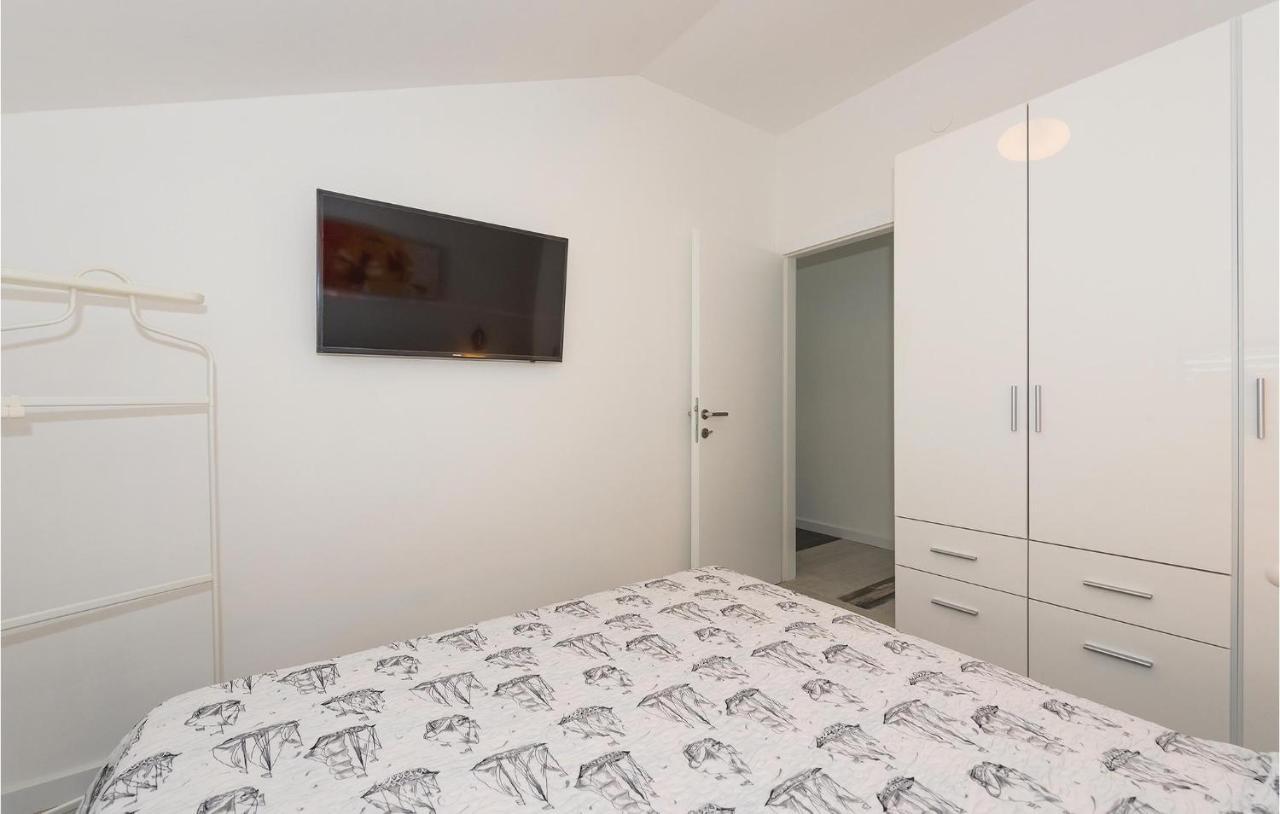 Cozy Apartment In Brodarica With Wifi Exterior photo